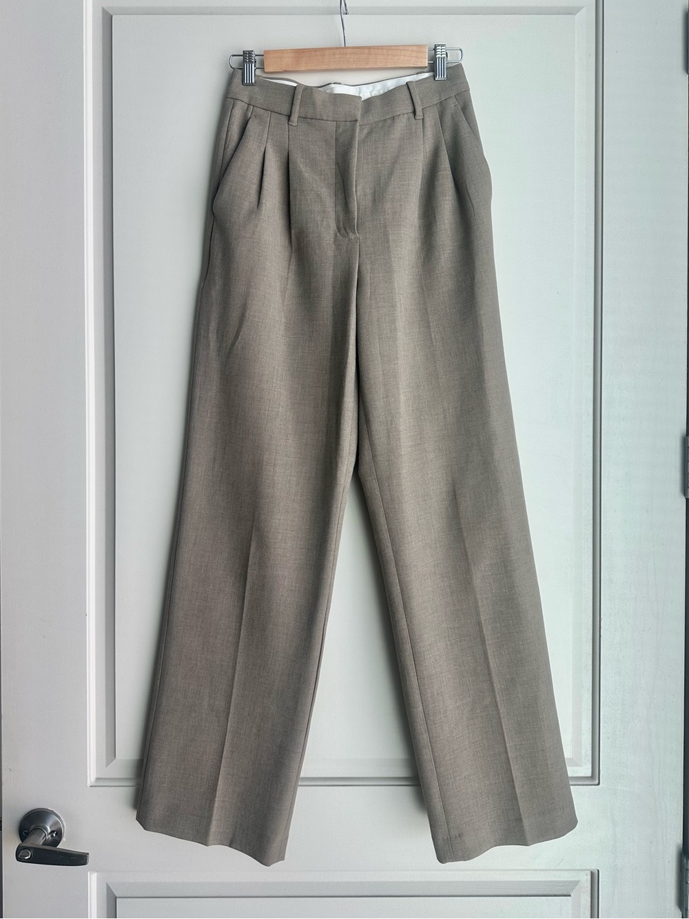 Aritzia The Effortless Pant Size 4 Taupe